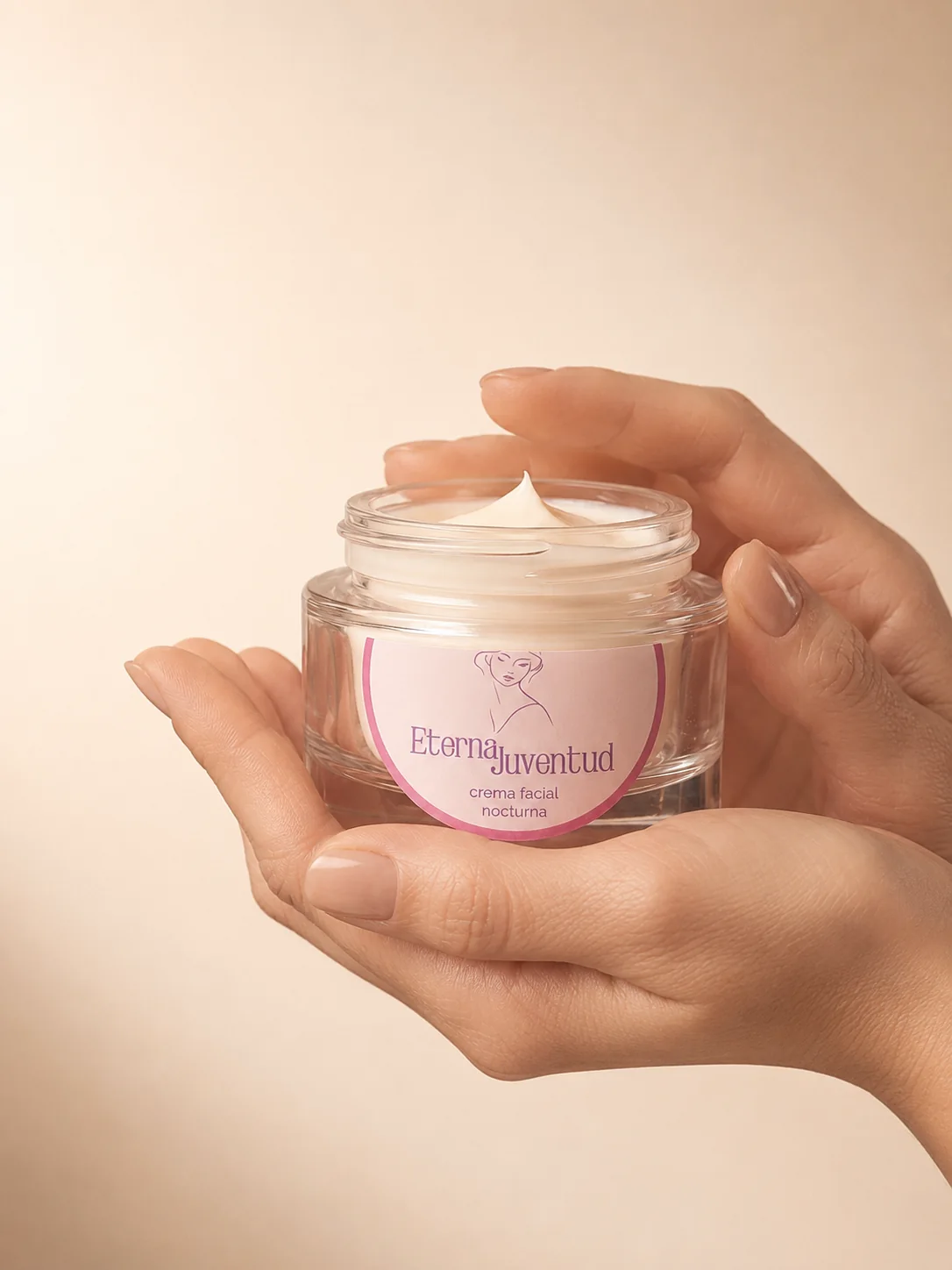 Mujer sosteniendo el frasco de la crema facial Eterna Juventud.
